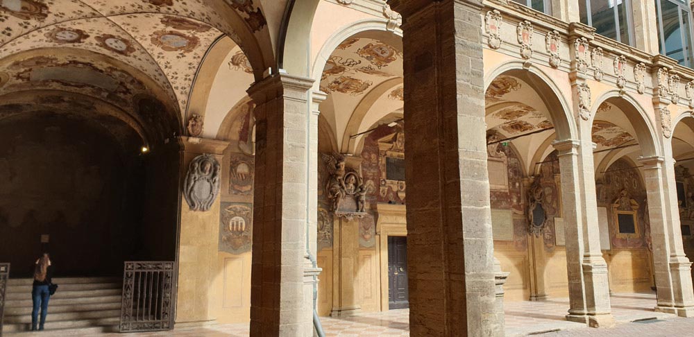 Archiginnasio-Bologna-italy-library-courtyard-maria-frangieh-blog-travel Archiginnasio-Bologna-italy-library-courtyard-maria-frangieh-blog-travel