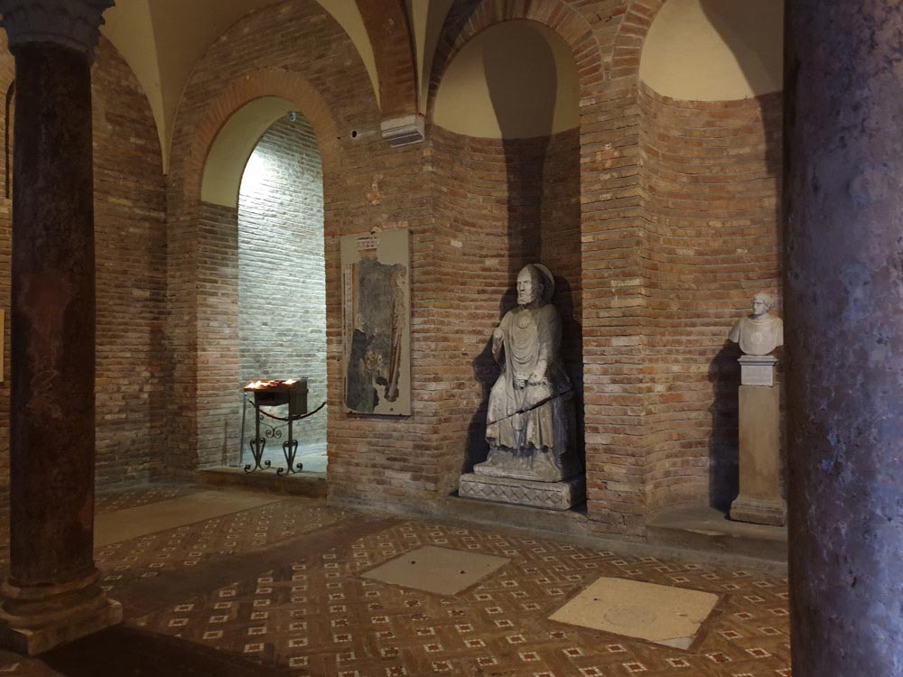 basilica-di-san-stefano-sette-chiese-interior-bologna-italy-maria-frangieh-blog-travel-12 basilica-di-san-stefano-sette-chiese-interior-bologna-italy-maria-frangieh-blog-travel-12