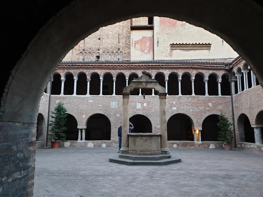 basilica-di-san-stefano-sette-chiese-interior-bologna-italy-maria-frangieh-blog-travel-15 basilica-di-san-stefano-sette-chiese-interior-bologna-italy-maria-frangieh-blog-travel-15