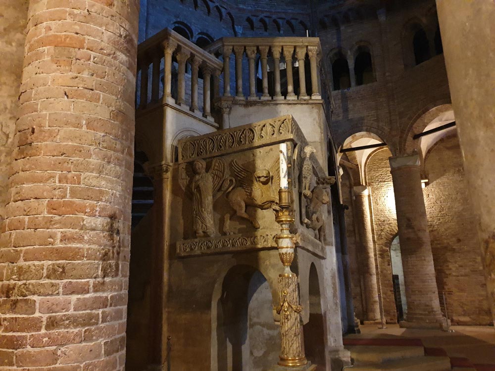 basilica-di-san-stefano-sette-chiese-interior-bologna-italy-maria-frangieh-blog-travel-2 basilica-di-san-stefano-sette-chiese-interior-bologna-italy-maria-frangieh-blog-travel-2
