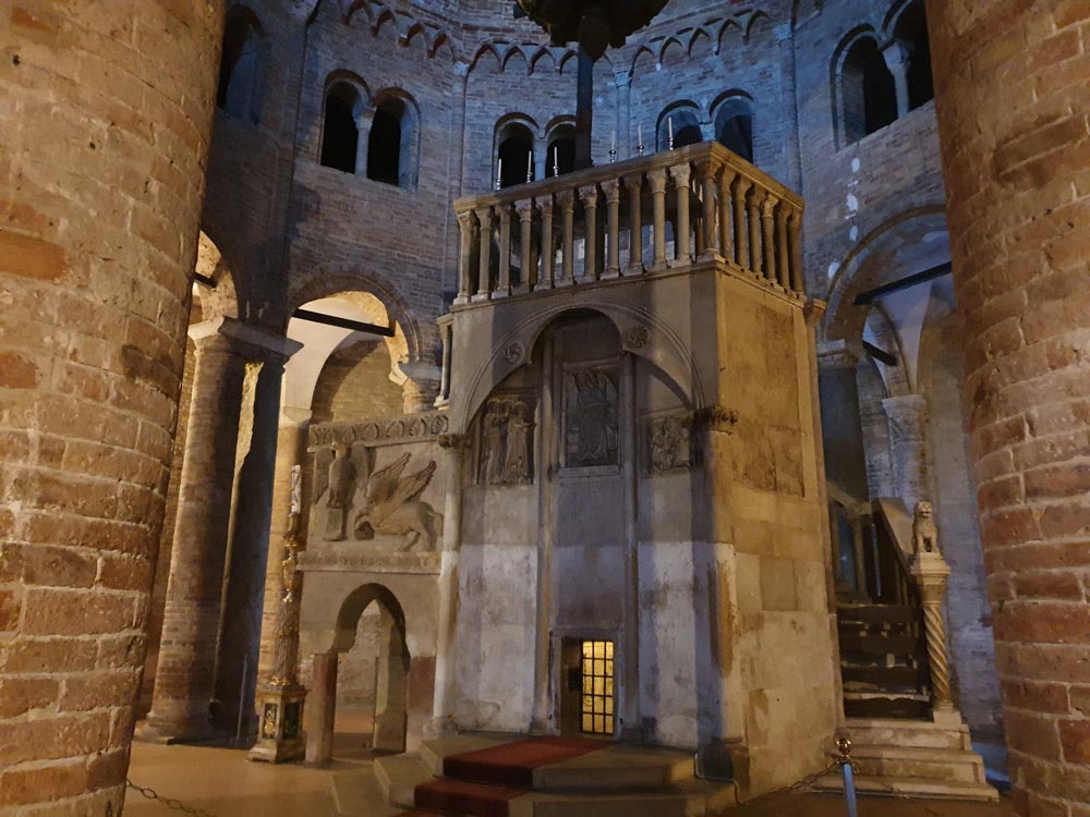 basilica-di-san-stefano-sette-chiese-interior-bologna-italy-maria-frangieh-blog-travel-3 basilica-di-san-stefano-sette-chiese-interior-bologna-italy-maria-frangieh-blog-travel-3