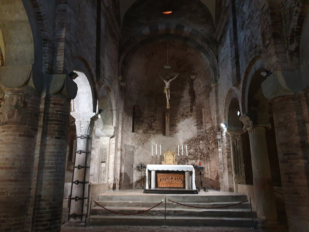 basilica-di-san-stefano-sette-chiese-interior-bologna-italy-maria-frangieh-blog-travel-4 basilica-di-san-stefano-sette-chiese-interior-bologna-italy-maria-frangieh-blog-travel-4