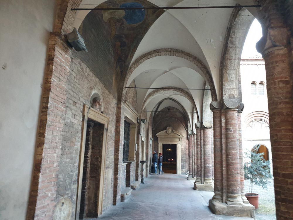 basilica-di-san-stefano-sette-chiese-interior-bologna-italy-maria-frangieh-blog-travel-6 basilica-di-san-stefano-sette-chiese-interior-bologna-italy-maria-frangieh-blog-travel-6