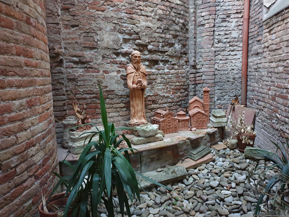 basilica-di-san-stefano-sette-chiese-interior-bologna-italy-maria-frangieh-blog-travel-7 basilica-di-san-stefano-sette-chiese-interior-bologna-italy-maria-frangieh-blog-travel-7