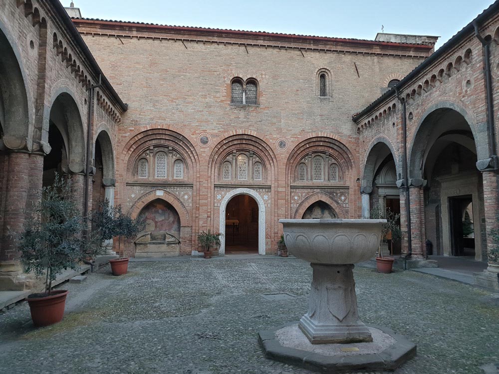 basilica-di-san-stefano-sette-chiese-interior-bologna-italy-maria-frangieh-blog-travel-8 basilica-di-san-stefano-sette-chiese-interior-bologna-italy-maria-frangieh-blog-travel-8