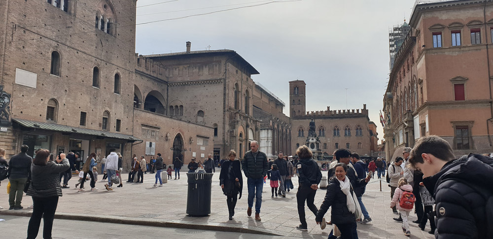 piazza-maggiore-bologna-italy-maria-frangieh-blog-travel-pic-1 piazza-maggiore-bologna-italy-maria-frangieh-blog-travel-pic-1