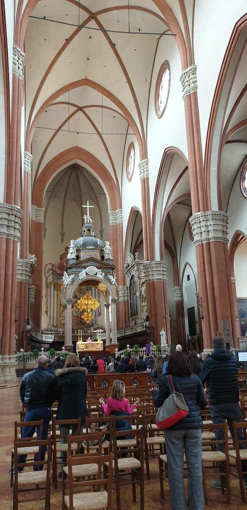 basilica-di-san-petronio-piazza-maggiore-bologna-italy-maria-frangieh-travel-blog-interior basilica-di-san-petronio-piazza-maggiore-bologna-italy-maria-frangieh-travel-blog-interior